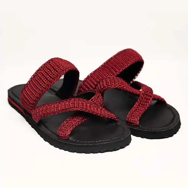 Sandales africaines noires et rouges FulChris pour femmes - Fabriquées à la main pour plus de durabilité et de style Disponibles chez Baobabmart