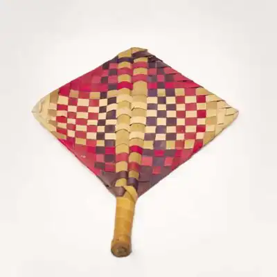 Abanico tradicional tejido a mano