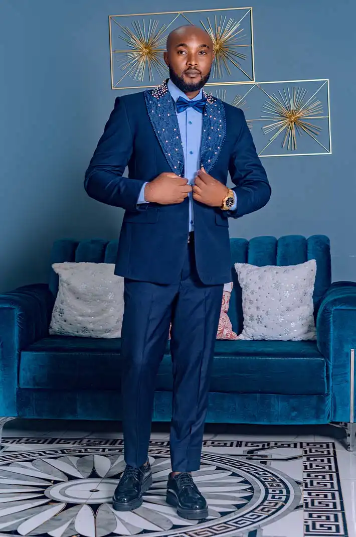 Traje azul verdoso africano para hombre: elegancia a medida con trabajo fino en la solapa