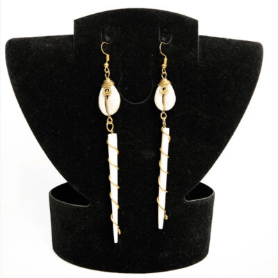 Hanging Earrings in Ox Horn and Cowries – Handcrafted African Jewelry at Baobabmart