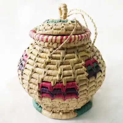 Cesta redonda con tapa colorida tejida a mano