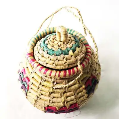Cesta redonda con tapa colorida tejida a mano