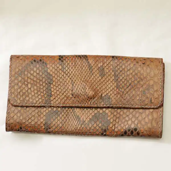 Portefeuille en peau de serpent africain pour femme disponible chez Baobabmart