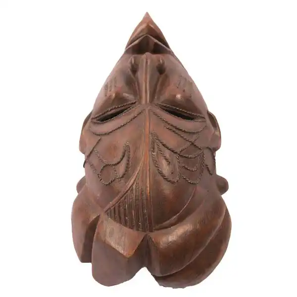 棕色非洲 Tikar 面具 3 手工制作的棕色非洲 Tikar 面具,是文化非洲装饰品,可在 Baobabmart 购买。