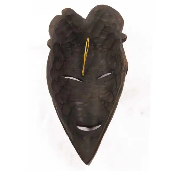 棕色非洲 Tikar 面具 4 手工制作的棕色非洲 Tikar 面具,是文化非洲装饰品,可在 Baobabmart 购买。