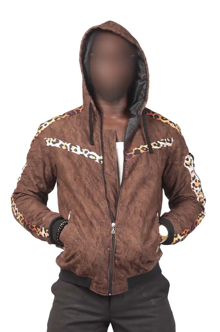 Afrika esintili desenlere sahip, kapüşonlu ve panter derisi kaplamalı erkek ceket Baobabmart'ta.