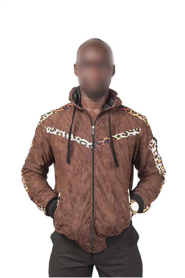 Afrika esintili desenlere sahip, kapüşonlu ve panter derisi kaplamalı erkek ceket Baobabmart'ta.