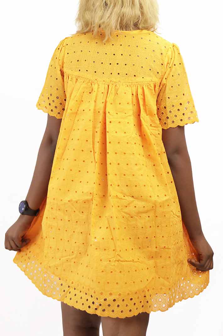 Compre Vestido Curto com Decote em V em Renda Amarela Online