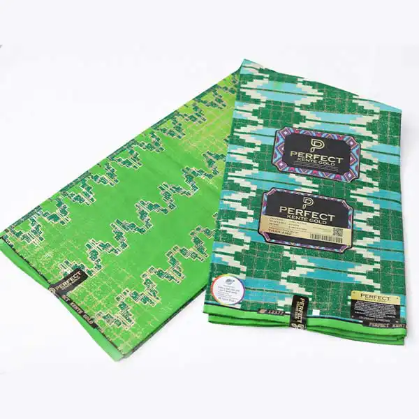 Primer plano de tela Kente Gold Wax de dos tonos verde que muestra estampados Kente