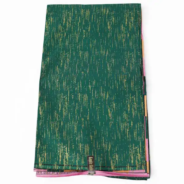 Primer plano de tela Kente Gold Wax verde y rosa a la venta que muestra estampados Kente.