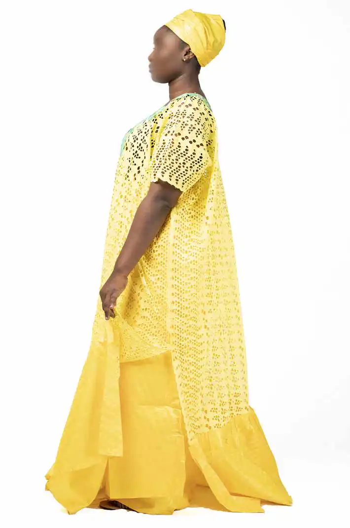 2-dijelni žuti senegalski boubou s odgovarajućim šalom – elegantna odjeća nadahnuta Afrikom dostupna u BaobabMartu.
