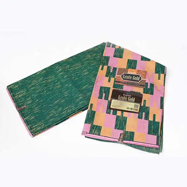 Primer plano de tela Kente Gold Wax verde y rosa a la venta que muestra estampados Kente.