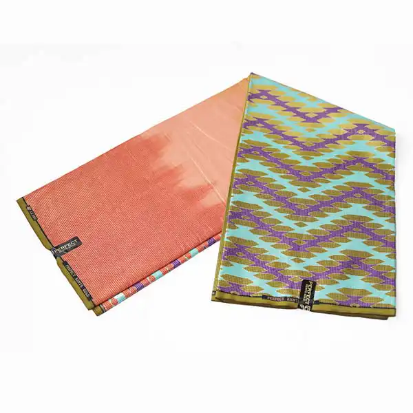 Primer plano de tela Kente Gold Wax de dos tonos en color caqui a la venta, con estampados Kente.