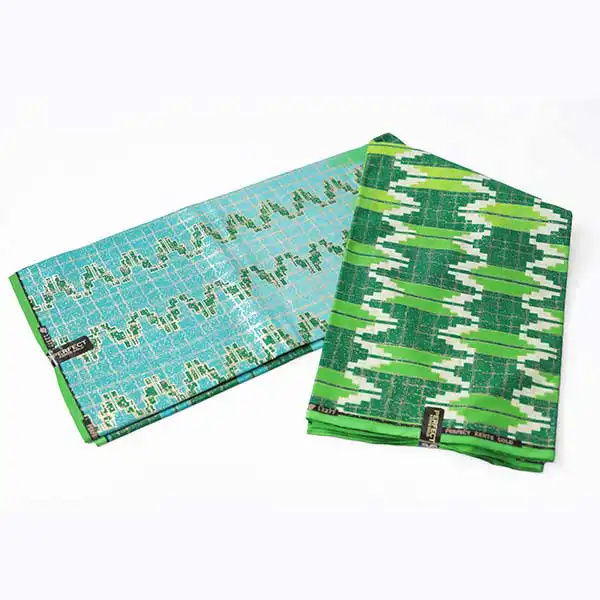 Primer plano de tela Kente Gold Wax de dos tonos verde que muestra estampados Kente