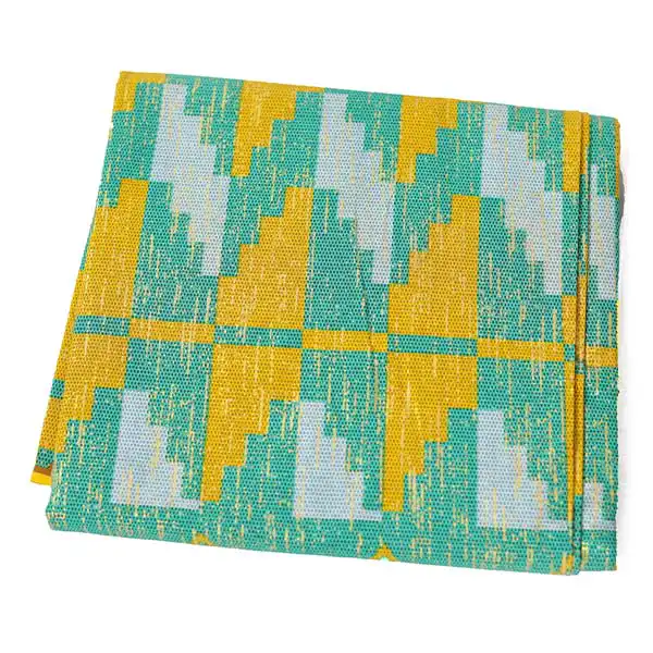 Gros plan sur un tissu vert Kente Gold Wax à vendre montrant des imprimés Kente 4 Gros plan sur un tissu vert Kente Gold Wax à vendre, présentant des imprimés Kente