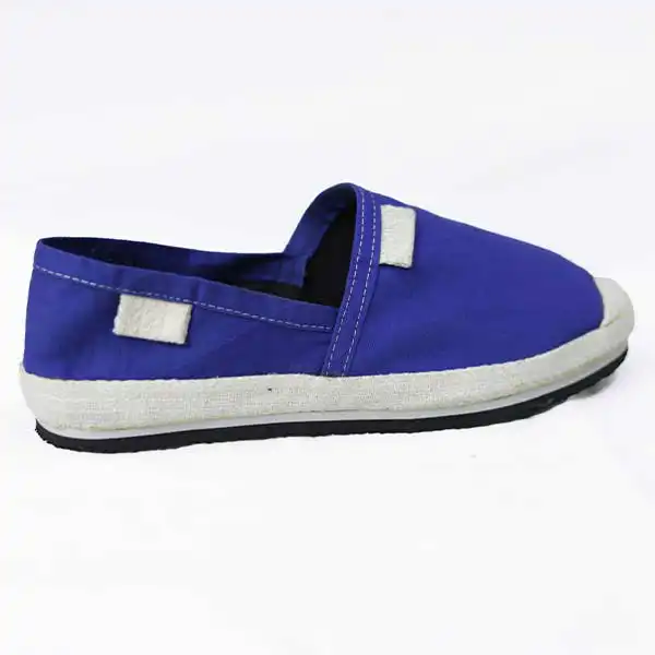 JEDNOSTAVNE PLAVO-BIJELE ESPADRILE U AFRO-STILU – elegantne uniseks espadrile s tkanom tkaninom i gumenim potplatom, dostupne u BaobabMartu.
