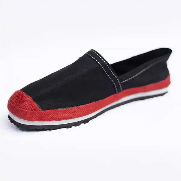 Unisex jednostavne crne i crvene espadrile u afro stilu – odvažna ručno izrađena obuća u BaobabMartu.