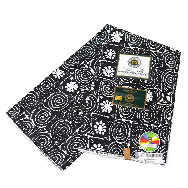 Tissu Hitarget noir avec fleurs imprimées en noir et blanc – tissu audacieux et élégant disponible chez BaobabMart.