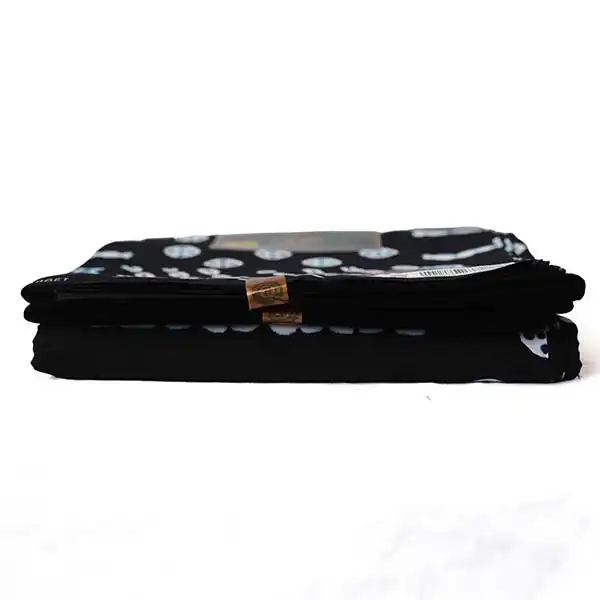Tissu Hitarget noir avec dés et cercles imprimés 2 Tissu Hitarget noir avec dés et cercles imprimés – tissu audacieux et élégant disponible chez BaobabMart.