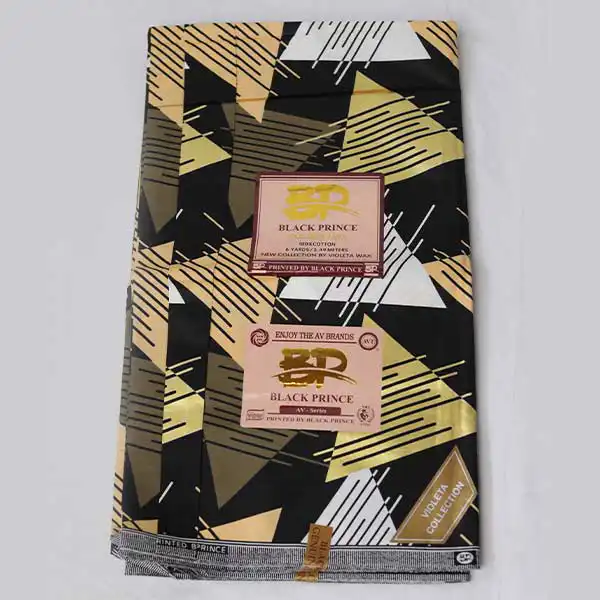 Gros plan du tissu Black Prince avec des triangles multicolores imprimés montrant des impressions