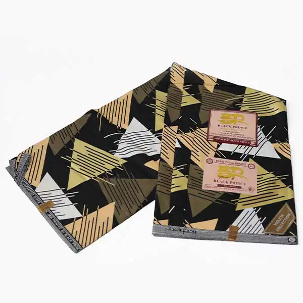 Gros plan du tissu Black Prince avec des triangles multicolores imprimés montrant des impressions