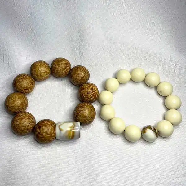 Mărgele groase maro și albe pentru ținutele tradiționale Sawa 1 Camerun Sawa Chunky Brown and White Beads – margele culturale autentice la BaobabMart.
