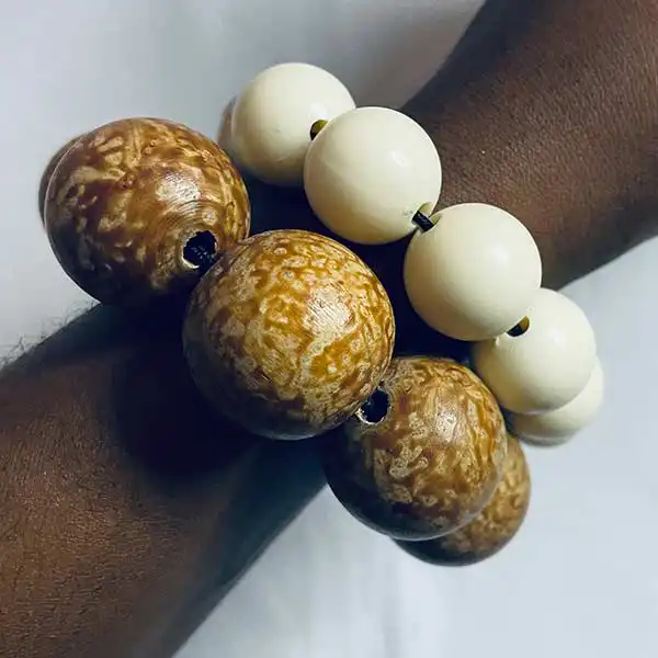 Mărgele groase maro și albe pentru ținutele tradiționale Sawa 3 Camerun Sawa Chunky Brown and White Beads – margele culturale autentice la BaobabMart.
