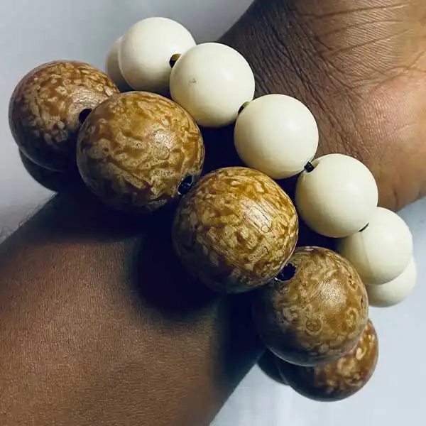 Mărgele groase maro și albe pentru ținutele tradiționale Sawa 4 Camerun Sawa Chunky Brown and White Beads – margele culturale autentice la BaobabMart.