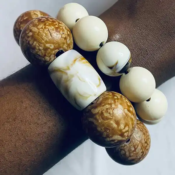 Mărgele groase maro și albe pentru ținutele tradiționale Sawa Camerun Sawa Chunky Brown and White Beads – margele culturale autentice la BaobabMart.