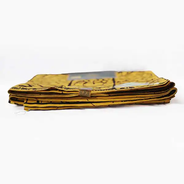 Tissu jaune moutarde Hitarget avec motifs ethniques noirs – tissu audacieux et élégant disponible chez BaobabMart.