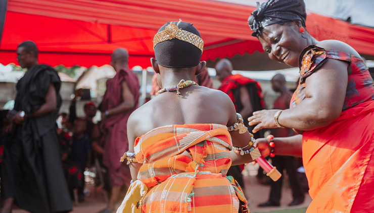 2 African ladies dancing on an African ceremony where red kola nuts is used as an important ingredient for the traditional wedding - Baobabmart article Baobabmart article Red Kola Nuts vs Bitter Kola Nuts