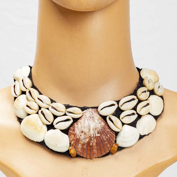 colier cories 6 Handmade Shell Necklace for Sale