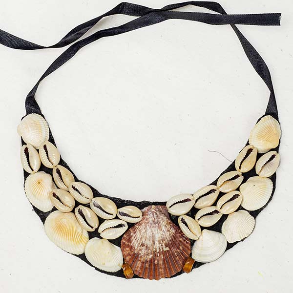 colier cories 9 Handmade Shell Necklace for Sale